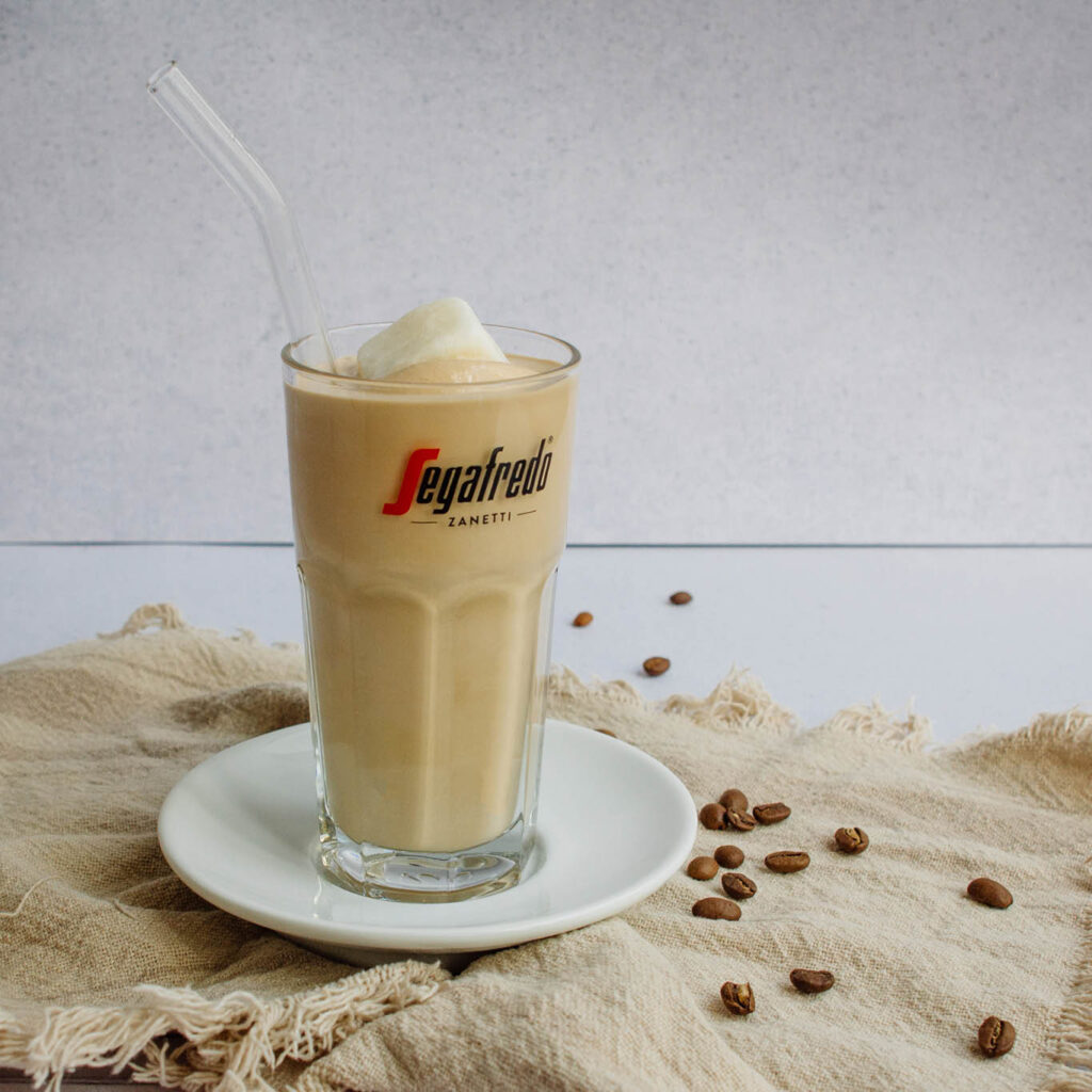 Moodbild Eiskaffee Crema Caffè in einem hohen Glas mit Strohhalm
