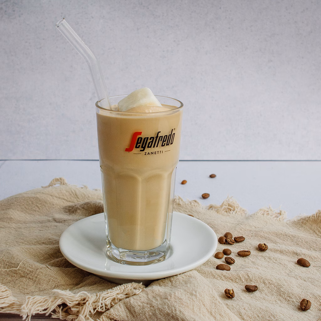 Imagebild Latte Macchiato-Glas mit Kaffeeeis einem weißen Eiswürfel
